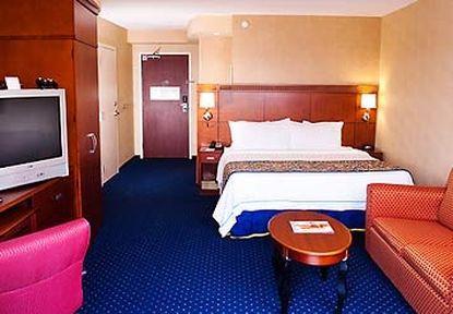 Courtyard By Marriott Toronto Hotel 3*