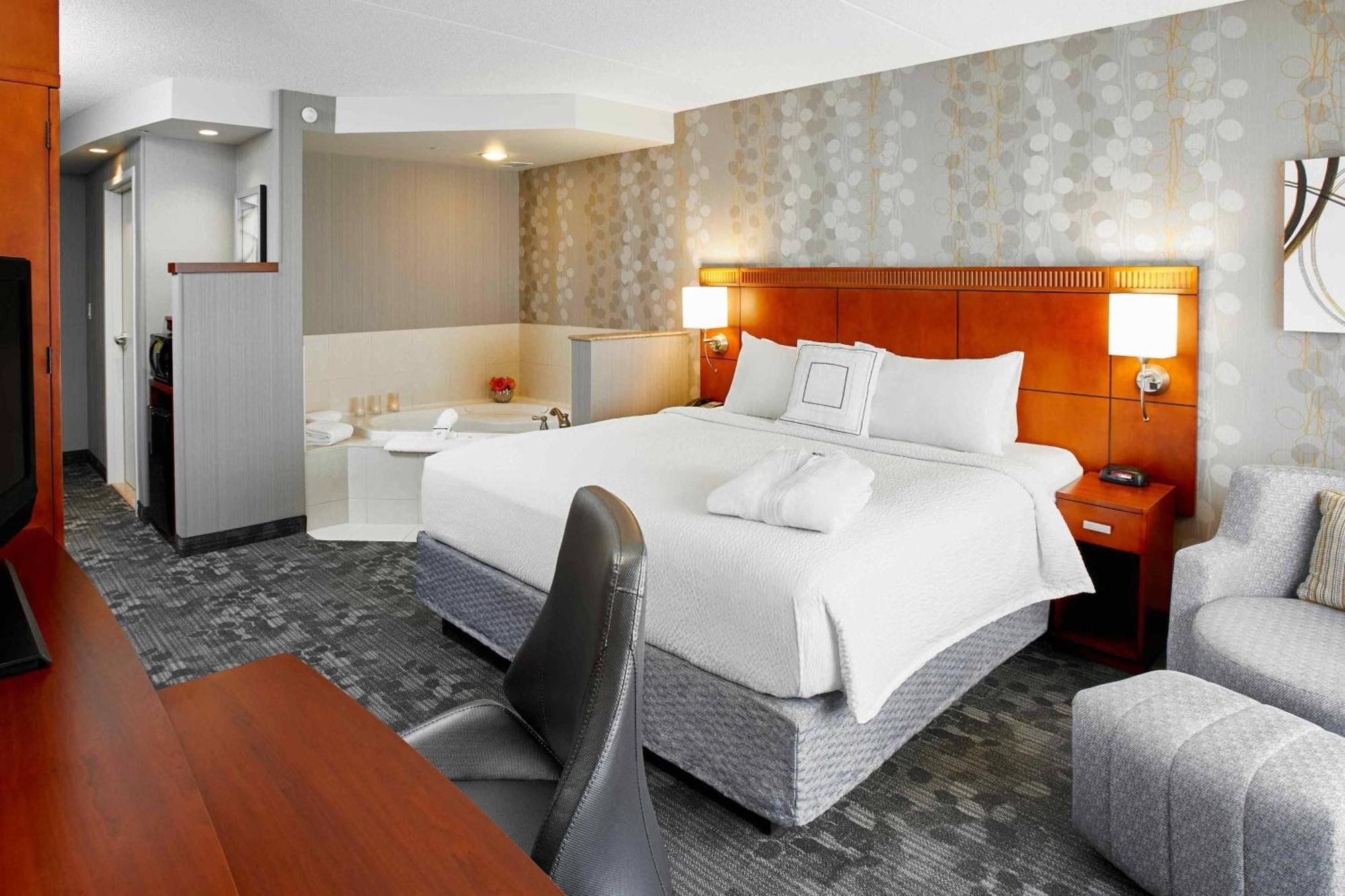 Hotel Courtyard By Marriott Toronto
