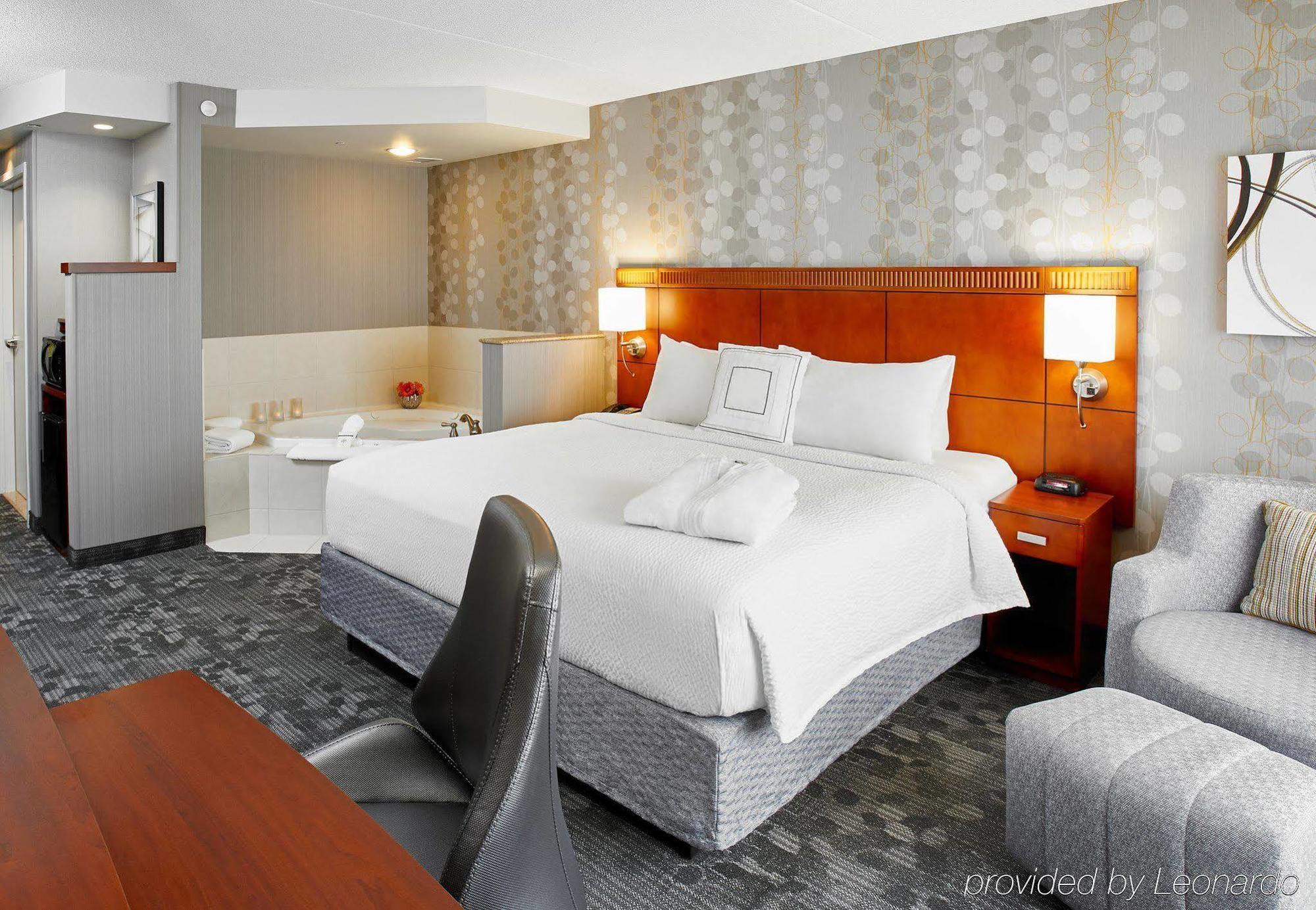 Hotel Courtyard By Marriott Toronto 3*