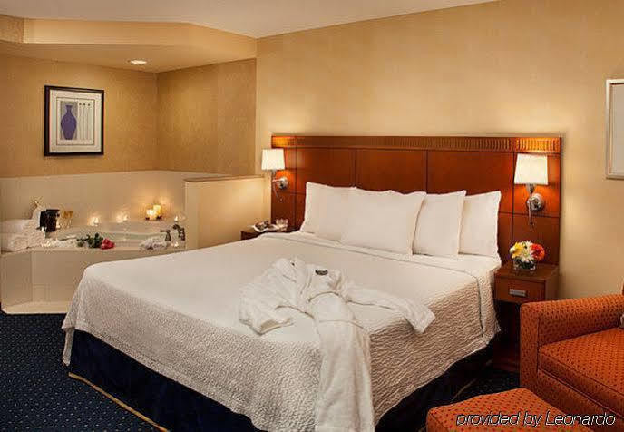 Courtyard By Marriott Toronto